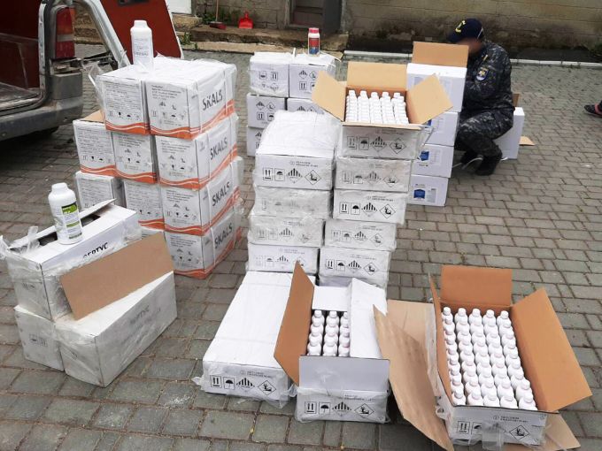 Sute de mii de ţigări, alcool etilic şi substanţe toxice de origine străină, găsite de echipele mobile ale Serviciului Vamal
