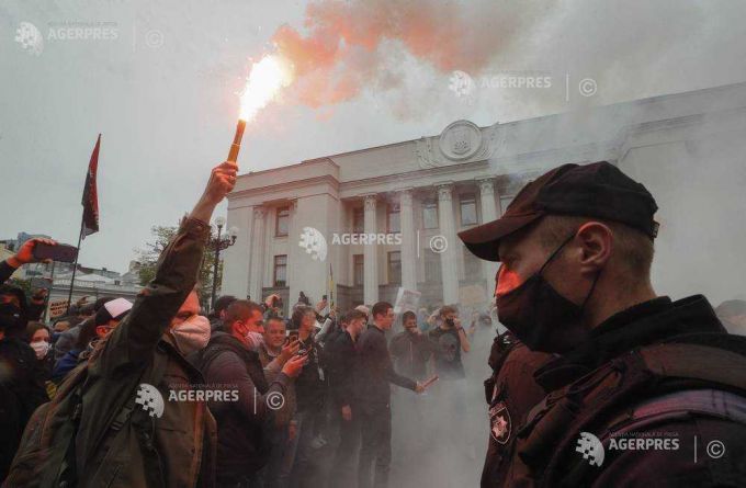 Circa 1.000 de manifestanţi au cerut în faţa Parlamentului de la Kiev demisia ministrului de interne