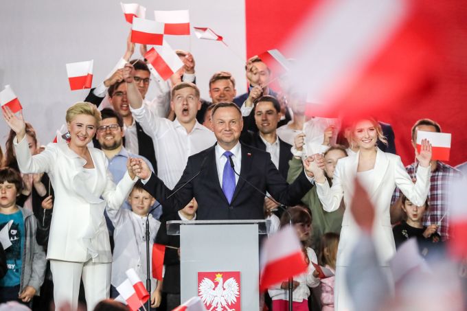 Polonia/alegeri: Duda, câştigător la limită, potrivit ultimului sondaj