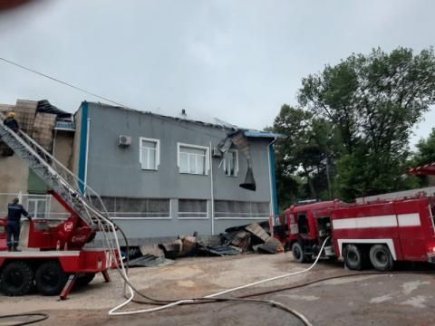 Clădirea Inspectoratului de Poliţie a raionului Rezina, cuprinsă de flăcări. Acoperişul a ars aproape în totalitate