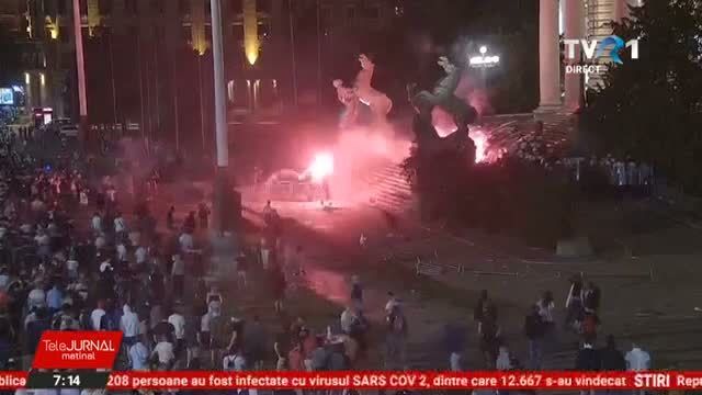 VIDEO. Din nou revoltă în Serbia. Duminică seară, protestatarii au devenit violenţi şi au încercat să intre în clădirea Parlamentului