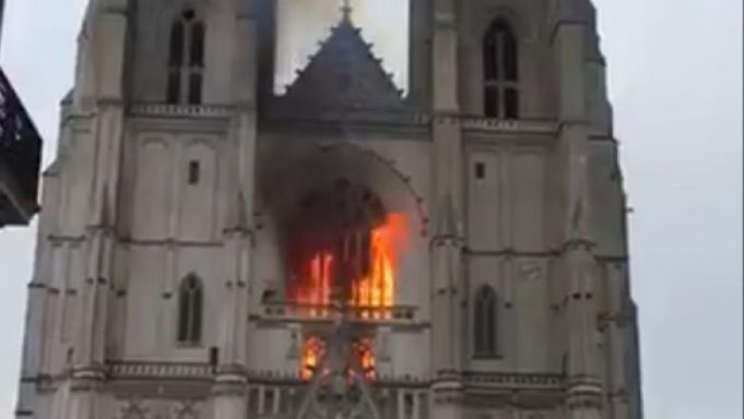 Franţa: Incendiu la Catedrala din Nantes. Autorităţile iau în calcul un act criminal