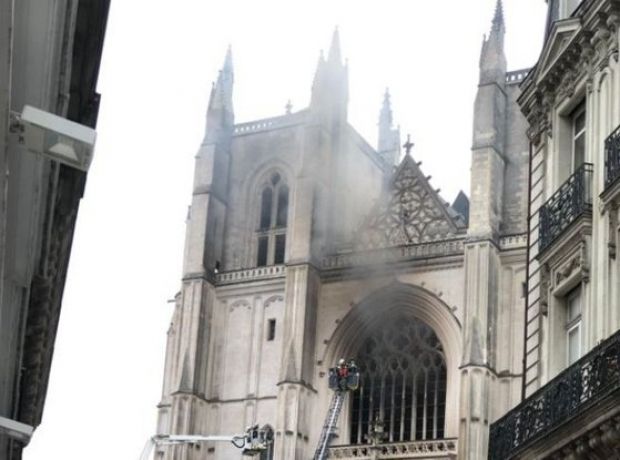 Franţa: Imigrant african, reţinut în ancheta privind incendierea Catedralei din Nantes