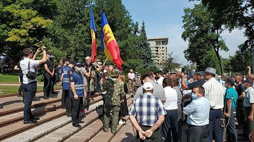 VIDEO/FOTO. Un nou protest al veteranilor în centrul Chişinăului. Se cere demisia preşedintelui Dodon şi a guvernului Chicu