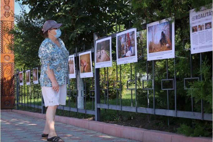 O expoziţie de fotografii a fost deschisă în şase oraşe din Republica Moldova