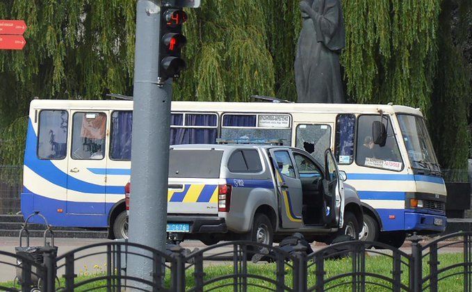 20 de oameni luaţi ostatici într-un autobuz, în nordul Ucrainei. Atacatorul spune că este înarmat şi are explozibil