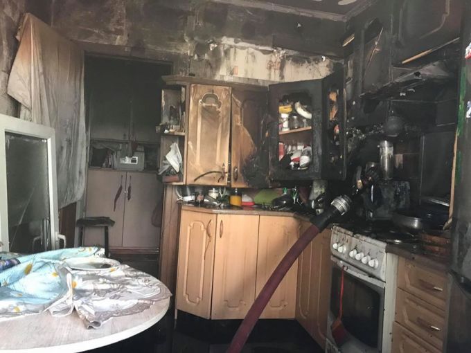 Incendiu într-un apartament de pe strada Ismail din Chişinău. Un bărbat a fost salvat de pompieri