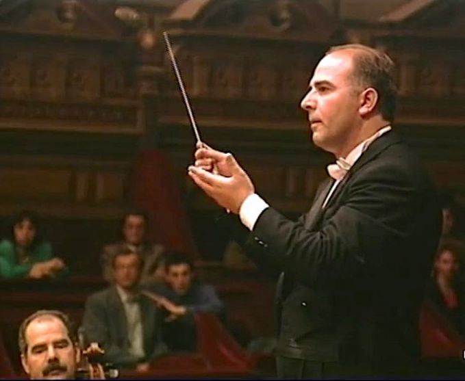 Dirijorul Filarmonicii "George Enescu" Camil Marinescu a murit după o luptă de trei săptămâni cu noul coronavirus