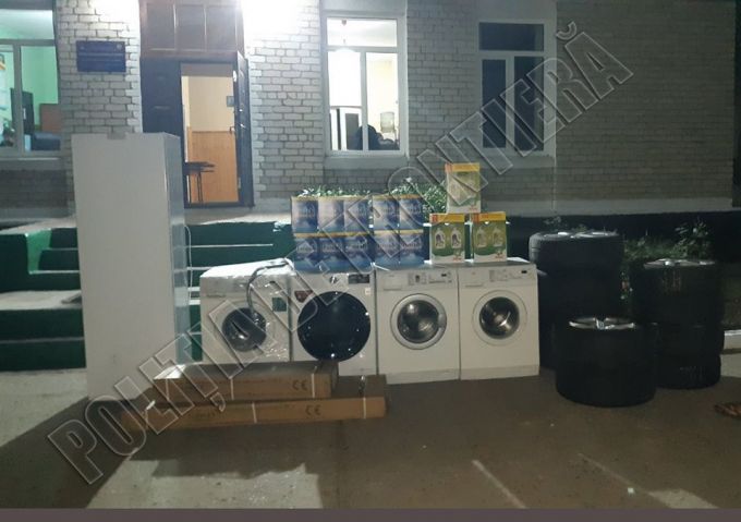 Maşini de spălat, cauciucuri şi cutii cu praf de spălat haine fără acte de provenienţă, depistate de echipele mobile ale Poliţiei de Frontieră