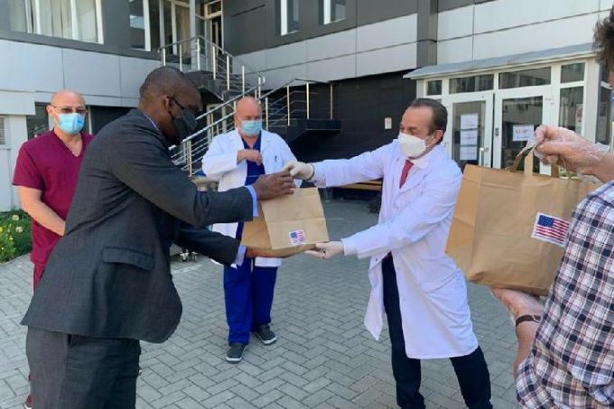 Ambasadorul american la Chişinău a donat 80 de pachete cu mâncare lucrătorilor medicali