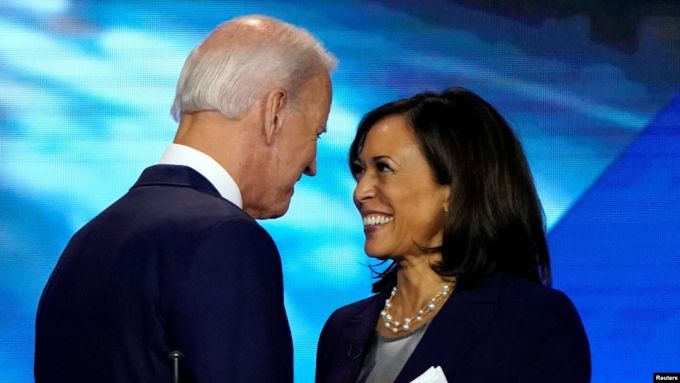 Joe Biden a ales-o pe senatoarea de culoare Kamala Harris pentru funcţia de vicepreşedinte, în caz de victorie în alegeri