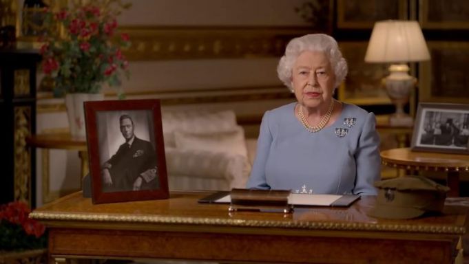 Regina Elisabeta a II-a i-a eliminat pe prinţul Andrew, Harry şi Meghan Markel de pe site-ul familiei regale britanice