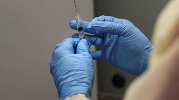 Trump anunţă un al şaselea contract pentru livrarea a 100 de milioane de doze de vaccin împotriva COVID-19