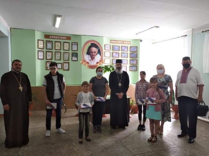 Episcopia de Bălţi a Mitropoliei Basarabiei donează elevilor, la început de an şcolar, 100 de tablete educaţionale 