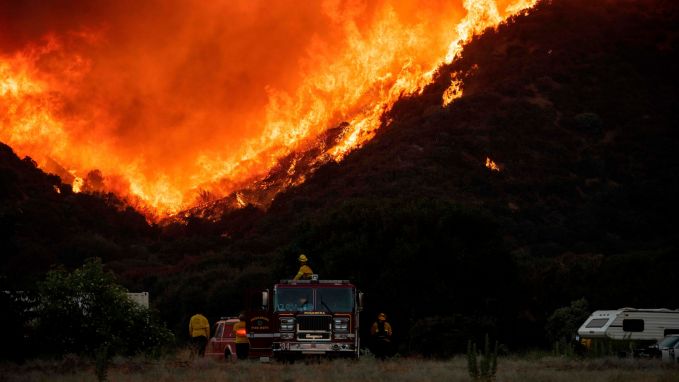 Mii de hectare de pădure ard în California