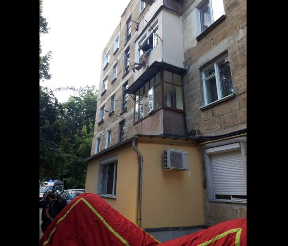 Chişinău: Pompierii au salvat un bărbat care ameninţa că se aruncă în gol de la etajul 3