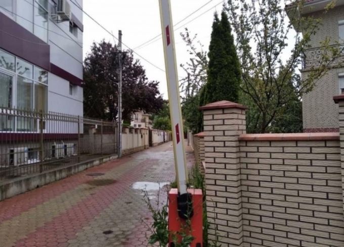 Barierele instalate ilegal pe străzile şi terenurile publice din Chişinău vor fi demontate