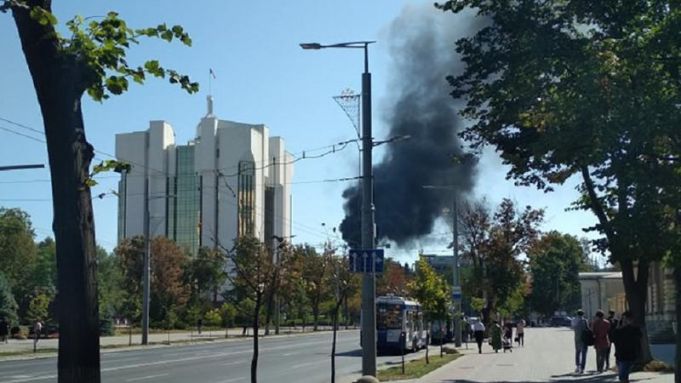 UPDATE: Incendiu la un bloc din Chişinău. Flăcările au izbucnit la acoperişul clădirii