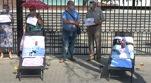 VIDEO. Flashmob organziat de PAS Youth cu tema „Dodon se lăfăie în vacanţe luxoase, iar oamenii se chinuie cu pensii mizere”