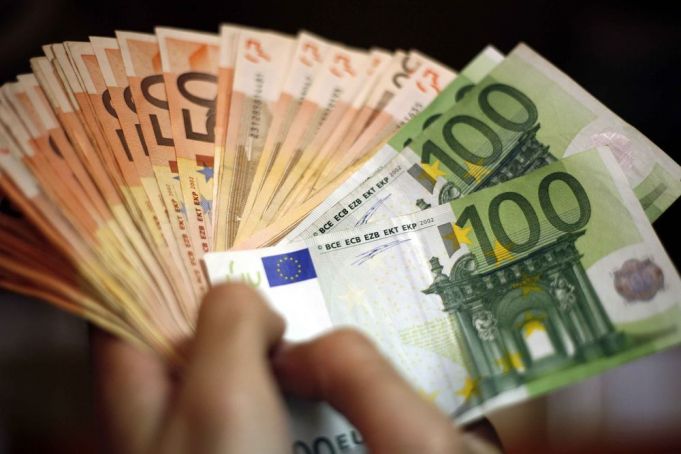 Un avocat a cerut mită de 1000 de euro, pentru a ajuta un bărbat să scape de răspundere penală pentru viol şi violare de domiciliu