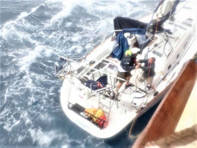 O navă condusă de un comandant român de cursă lungă a salvat patru marinari în plină furtună în Golful Mexic. Garda de Coastă americană nu îi putuse salva cu elicopterul