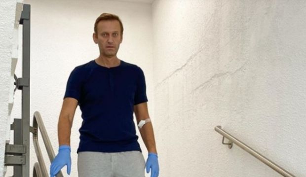 Alexei Navalnîi: “Să vă spun cum merge recuperarea”. Opozantul rus coboară singur scările spitalului din Berlin unde este internat