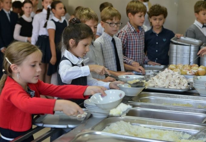 Chişinău: Elevii din clasele primare şi gimnaziale revin la regimul obişnuit de alimentaţie