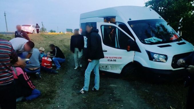 Microbuz răsturnat la Teleneşti. Şoferul a adormit, cel puţin şase persoane au ajuns la spital