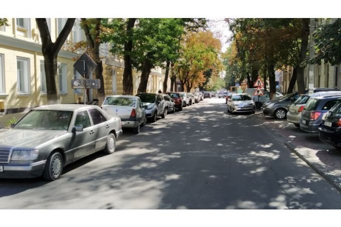 Automobilele parcate neregulamentar pe străzile din centrul Chişinăului vor fi evacuate