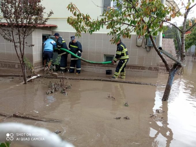 FOTO. Ploile puternice au făcut prăpăd în Republica Moldova. Pompierii intervin pentru eliminarea consecinţelor