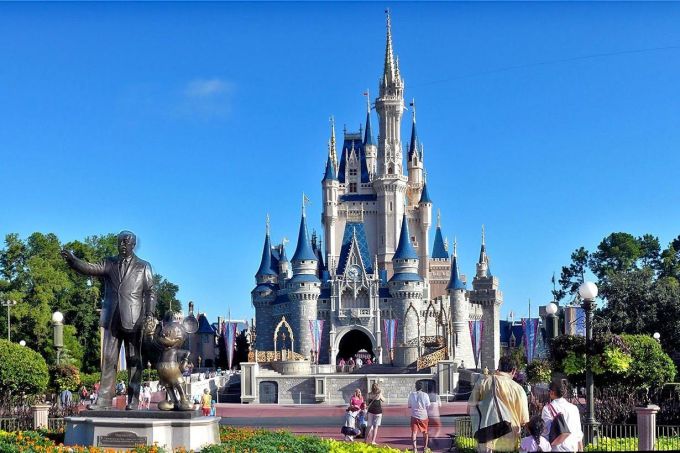 Disney concediază 28.000 de angajaţi din parcurile tematice. Compania a invocat numărul limitat de vizitatori şi incertitudinile legate de durata pandemiei de coronavirus