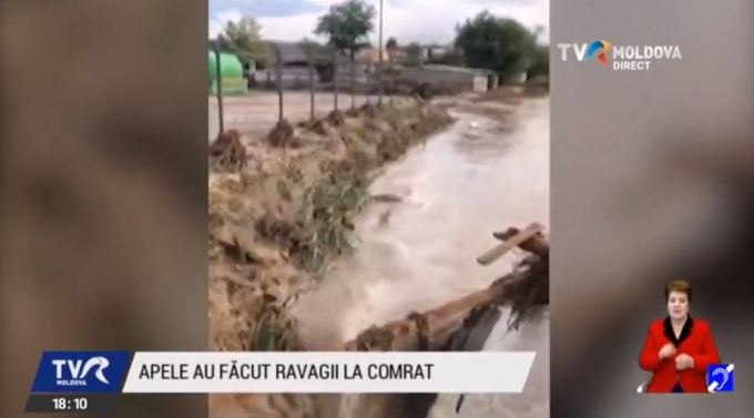 Un sector din oraşul Comrat, grav afectat în urma inundaţiilor. „În decurs de două - trei minute apa era în casă. Nici actele nu am reuşit să le strâng”