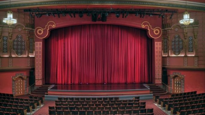 Teatrele îşi aşteaptă spectatorii cu premiere şi proiecte noi