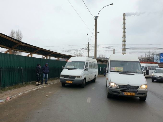 Şoferii de microbuze nu vor mai putea lua pasageri la sensul giratoriu din zona Gării de Nord din Chişinău
