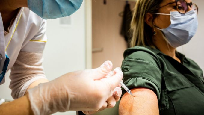 Franţa a vaccinat deja un milion de persoane şi vrea să-şi vaccineze întreaga populaţie până în august