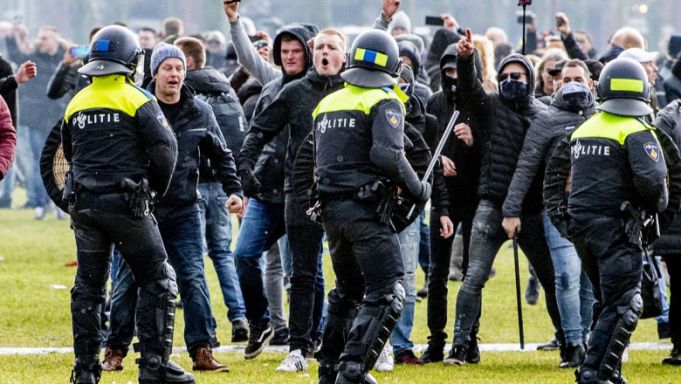 Noi proteste anti-restricţii în Olanda. Un centru de testare a fost incendiat iar poliţiştii, atacaţi cu pietre şi focuri de artificii