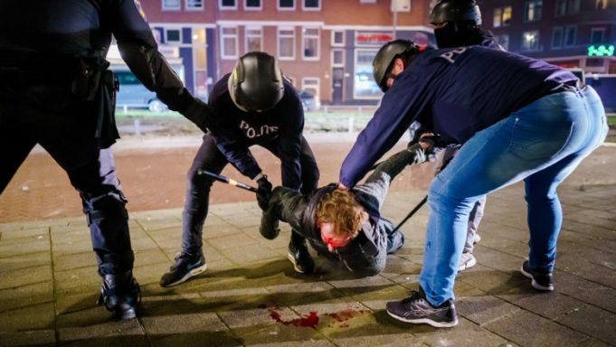 Încă o noapte cu proteste violente în 20 de oraşe din Olanda, din cauza restricţiilor. Sute de tineri au fost arestaţi