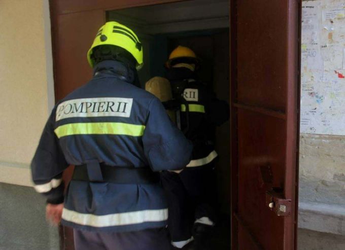 Bubuieci: Un copil de doi ani a rămas singur în casă, după ce a încuiat uşa de la intrare. Părinţii au apelat la 112