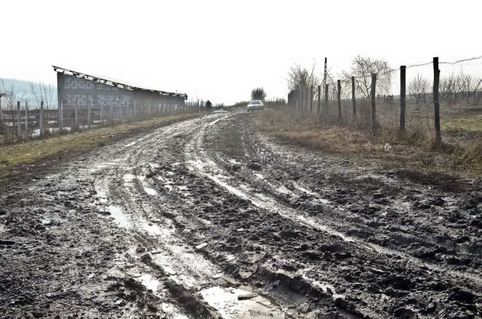 Noroiul, mâzga şi gunoiul, problemele multor alei şi curţi de bloc din Chişinău.