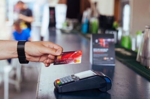 Numărul plăţilor efectuate cu cardurile emise în Republica Moldova s-a majorat cu 39,8%