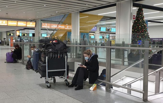 Coronavirus: Călătorii care sosesc în Anglia trebuie să prezinte un test COVID negativ