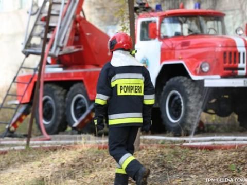 Imprudenţa cu focul a provocat un incendiu într-o localitate din raionul Făleşti