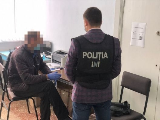 Un angajat al IMSP CS Edineţ, reţinut în flagrant, în timp ce elibera două certificate de vaccinare anti-COVID-19 false, contra sumei de 2000 de lei