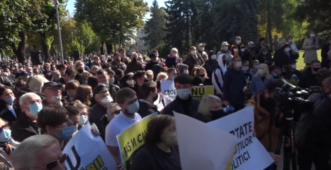 Blocul Comuniştilor şi Socialiştilor a organizat astăzi un protest în faţa Preşedinţiei şi Parlamentului de la Chişinău