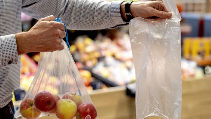 Franţa interzice de la 1 ianuarie ambalajele din plastic pentru fructe şi legume
