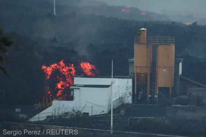 La Palma: Lava vulcanului Cumbre Vieja a distrus o fabrică de ciment, iar trei mii de localnici, obligaţi să rămână în case