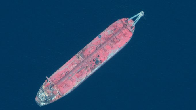 Un petrolier abandonat în Marea Roşie de 4 ani cu o cantitate uriaşă de petrol la bord ar putea lăsa milioane de oameni fără apă
