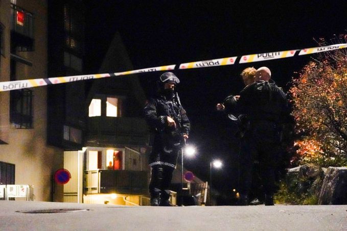 Cinci oameni au fost ucişi şi alţi doi au fost răniţi de un danez de 37 de ani, înarmat cu un arc, în Norvegia