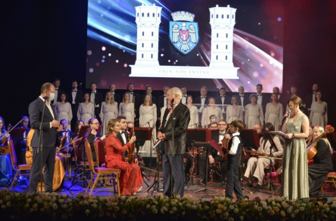Maestrul Eugen Doga, autorul muzicii imnului oraşului Chişinău, a predat municipalităţii drepturile de autor asupra operei „Oraşul Meu”