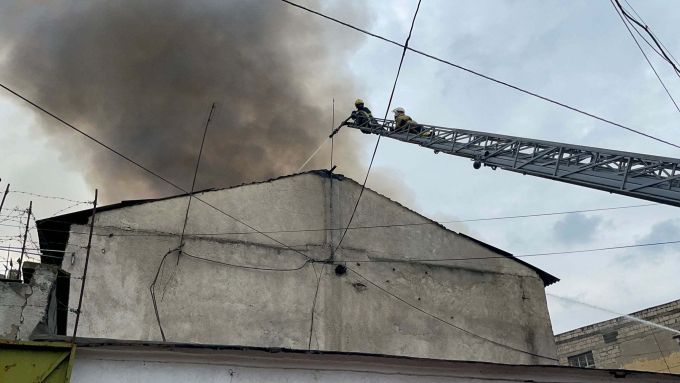 FOTO. Incendiu puternic în Chişinău, unde un atelier de poligrafie a luat foc. Mai multe echipaje de pompieri, la faţa locului